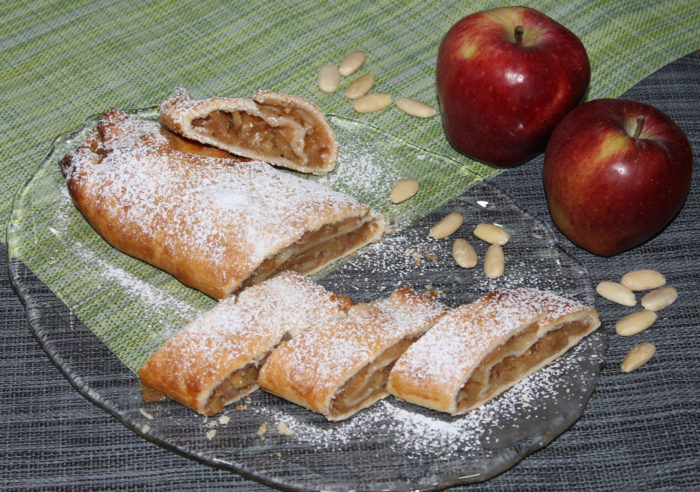 Strudel veloce di mele e mandorle - Ricette Passo Passo con foto