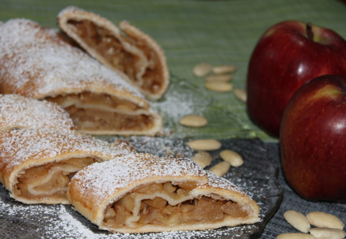 Strudel veloce di mele e mandorle - Ricette Passo Passo con foto