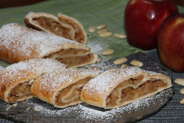 Strudel veloce di mele e mandorle - Ricette Passo Passo con foto