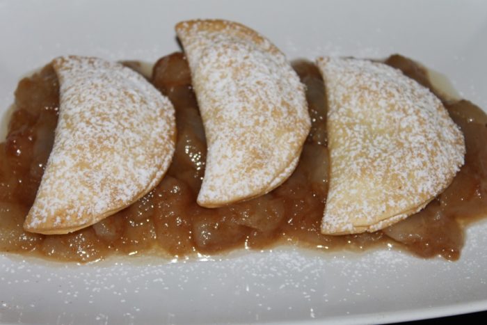 Caramelle brisee e cioccolato su letto di pere - Ricette Passo Passo con foto