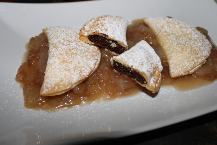 Caramelle brisee e cioccolato su letto di pere - Ricette Passo Passo con foto