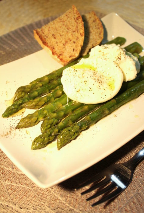 Asparagi e uova in camicia - Ricette Passo Passo con foto