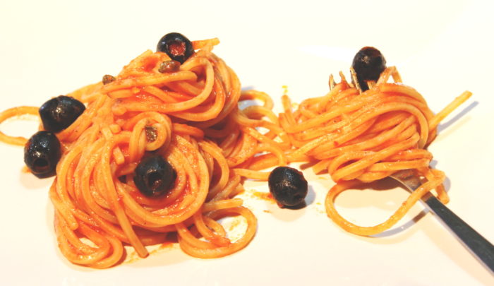 Spaghetti alla puttanesca - Ricette Passo Passo con foto