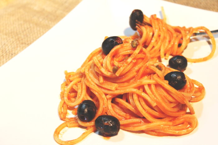 Spaghetti alla puttanesca - Ricette Passo Passo con foto
