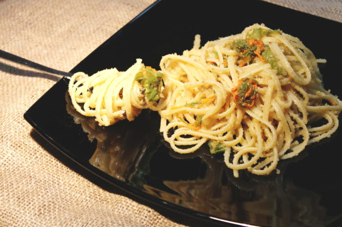 Pasta fiori di zucca e acciughe - Ricette Passo Passo con foto