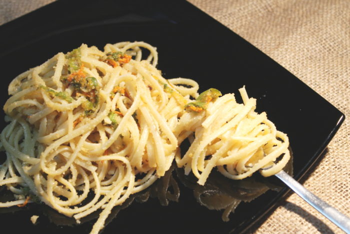 Pasta fiori di zucca e acciughe - Ricette Passo Passo con foto