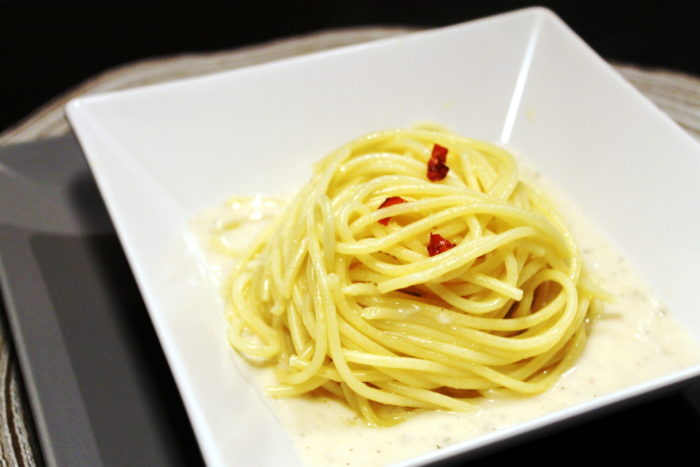 Spaghetti aglio, olio, peperoncino e zenzero su crema di parmigiano - Ricette Passo Passo con foto