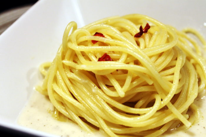 Spaghetti aglio, olio, peperoncino e zenzero su crema di parmigiano - Ricette Passo Passo con foto