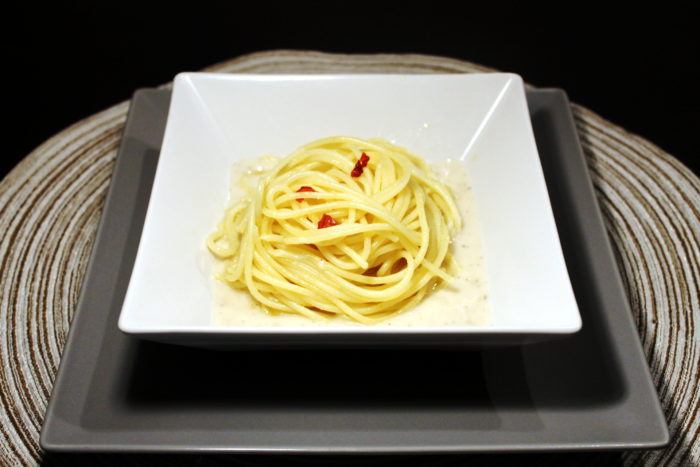 Spaghetti aglio, olio, peperoncino e zenzero su crema di parmigiano - Ricette Passo Passo con foto