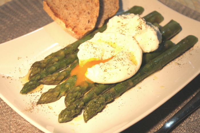 Asparagi e uova in camicia - Ricette Passo Passo con foto