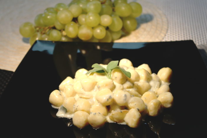 Gnocchi gorgonzola e uva - Ricette Passo Passo con foto