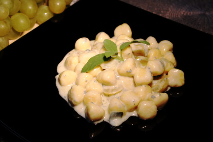 Gnocchi gorgonzola e uva - Ricette Passo Passo con foto