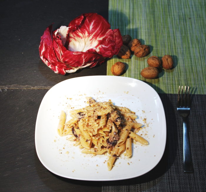 Pasta gorgonzola radicchio e noci - Ricette Passo Passo con foto