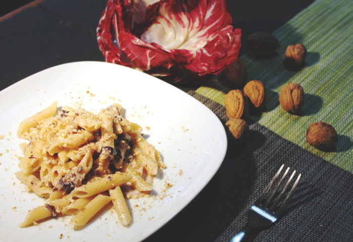 Pasta gorgonzola radicchio e noci - Ricette Passo Passo con foto