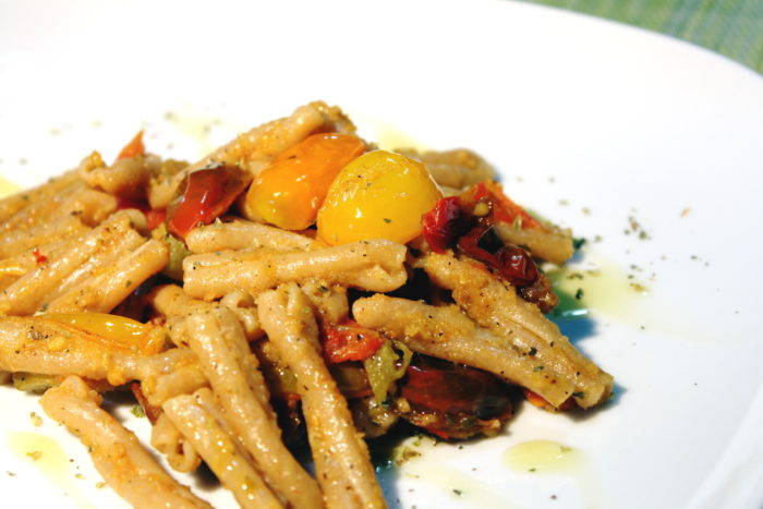 Pasta con pomodorini colorati - Ricette Passo Passo con foto