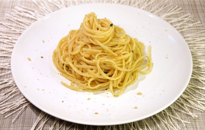 Pasta aglio, olio, peperoncino e pangrattato - Ricette Passo Passo con foto