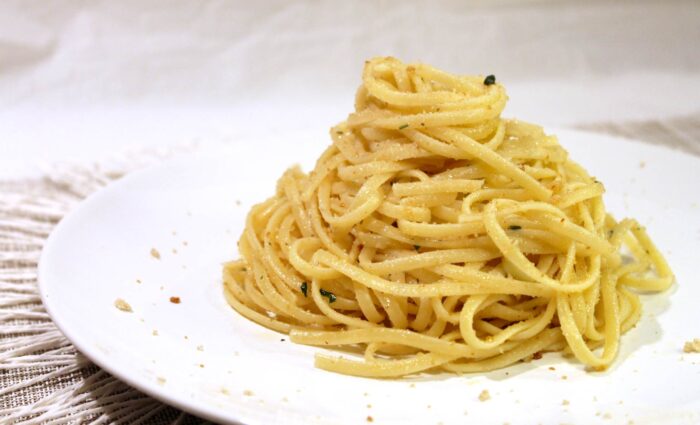 Pasta aglio, olio, peperoncino e pangrattato - Ricette Passo Passo con foto