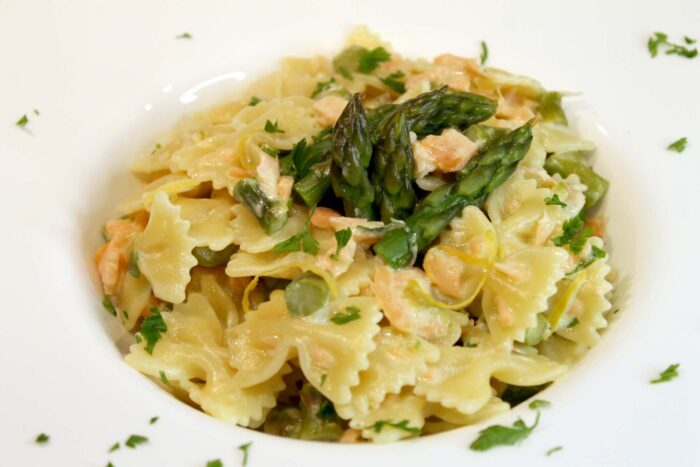 Pasta con asparagi, salmone e caprino - Ricette Passo Passo con foto