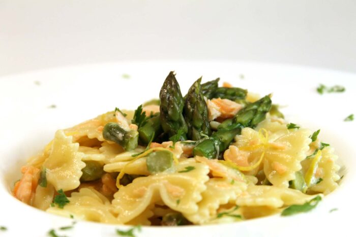 Pasta con asparagi, salmone e caprino - Ricette Passo Passo con foto